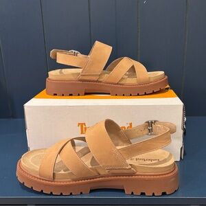 New n’Box Timberland W’s Sz 9.5 Clairemont Way CrsStrap Sandal Med Beige Nubuck